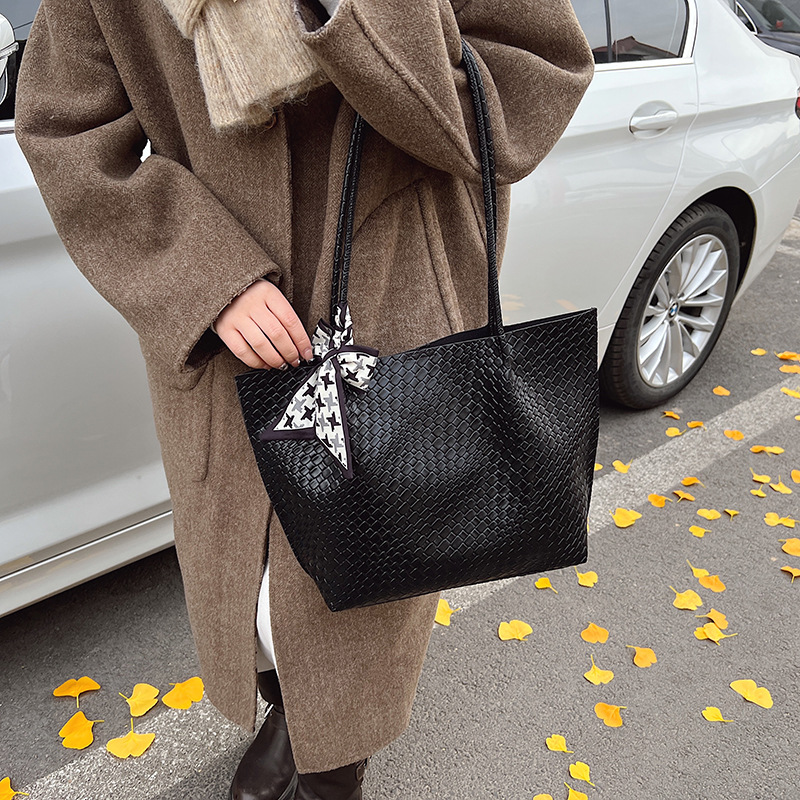 High-end woven pattern versatile handbag for women 2024 winter new silk scarf large capacity underarm bag for women Specification drawing