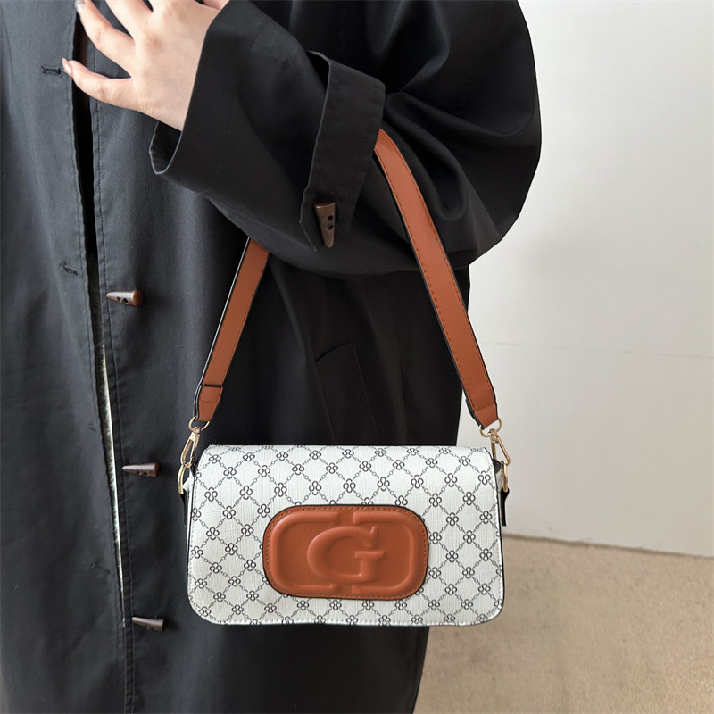 Fashionable and versatile single-shoulder bag for cross-border new spring, a trendy and versatile letter style underarm bag for women details Picture