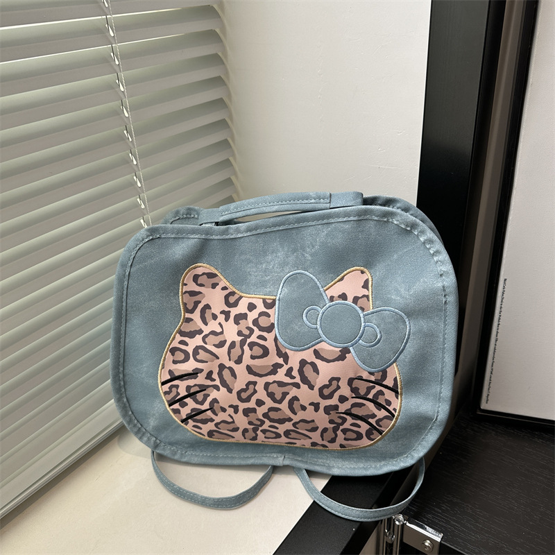 The cross-border trend: a simple, multi-functional, large-capacity single-shoulder crossbody bag with leopard print patchwork imitation denim dyeing full figure