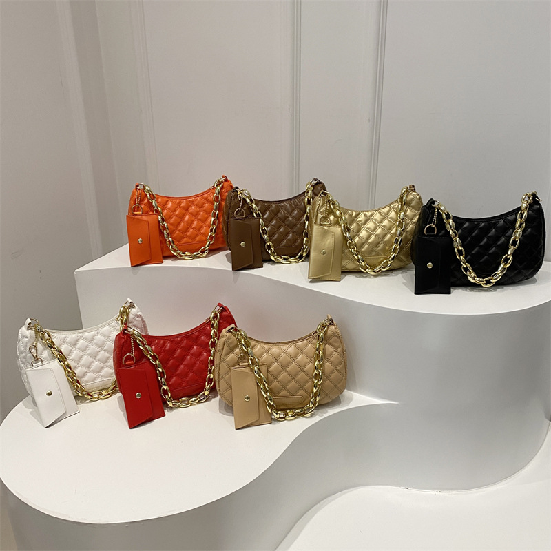 Cross-border retro fashion chain underarm bag for women 2024 winter new high-end diamond-shaped large-capacity single-shoulder bag Application Scenario