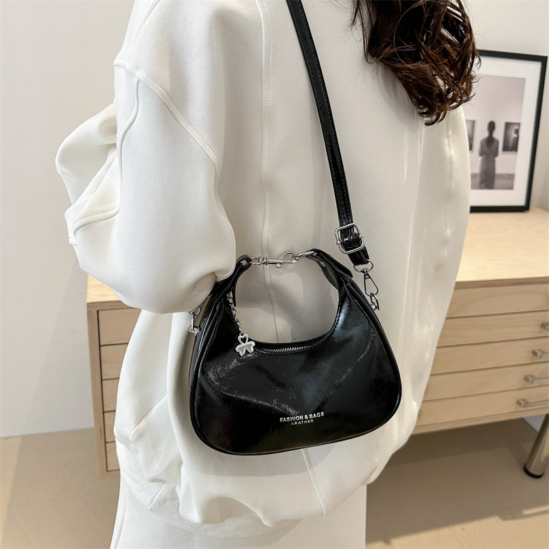 A niche Korean hand-held crescent moon bag for women, a new 2024 trendy and fashionable underarm bag, a versatile single-shoulder crossbody bag Specification drawing