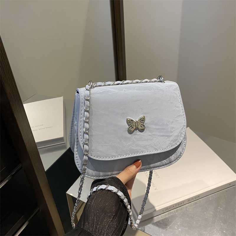 A niche design with a high-quality chain bag for women in the autumn of 2024. This small square bag is a commuter single-shoulder crossbody bag for girls full figure