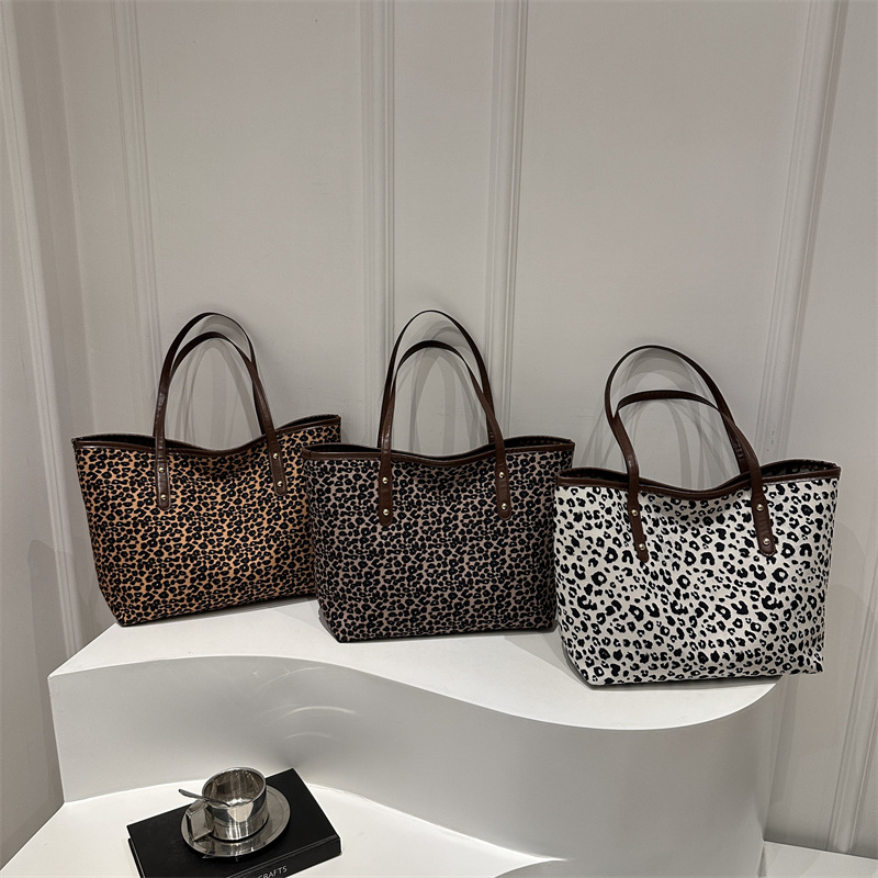 This is a new style of large-capacity leopard print bag with a European and American style. It's a popular tote bag for commuting to school this year Application Scenario