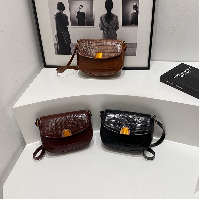 Spring trend retro underarm bag for women 2025 New style casual and fashionable saddle bag stone pattern trendy crossbody bag Application Scenario