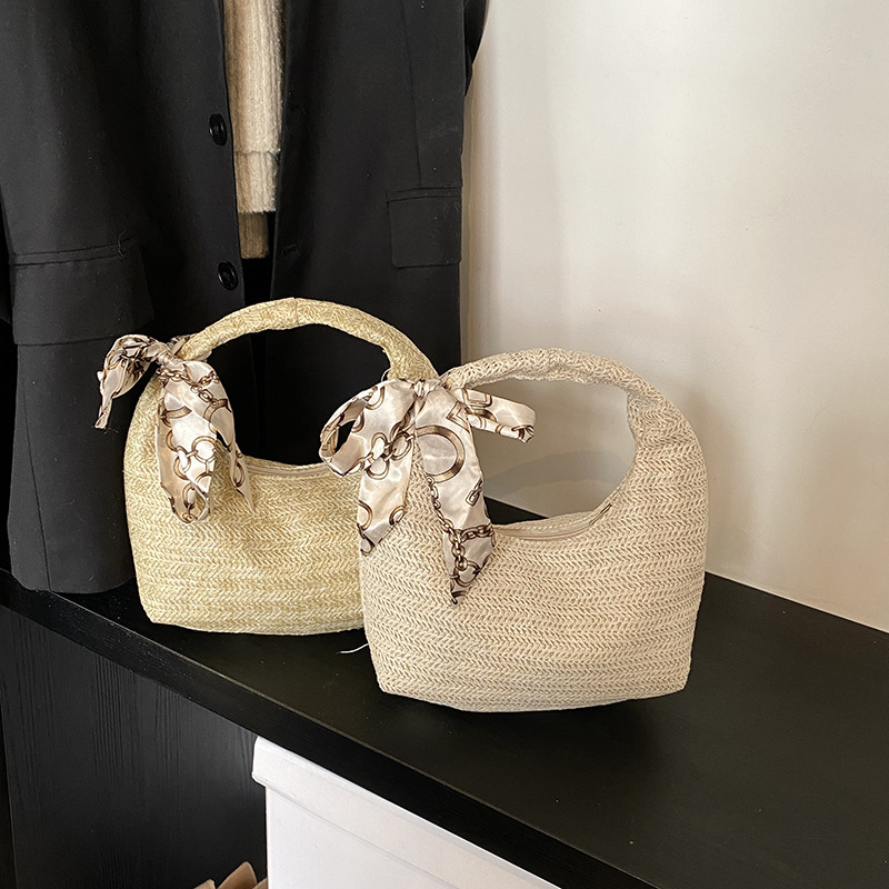 Spring new forest-style straw woven bags, fashionable hand-held women's bags, single-shoulder bags, woven bags, spring and summer trendy beach bags Application Scenario