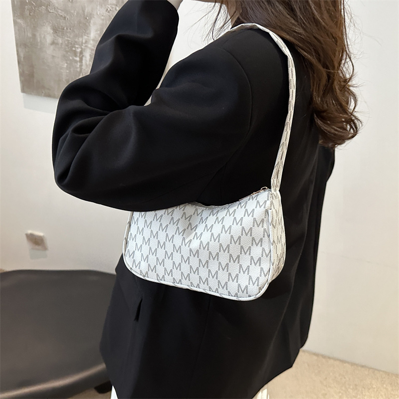 The new retro and trendy casual underarm bag for the autumn of 2024 features a fashionable, simple and niche design. It is a single-shoulder crescent bag Specification drawing