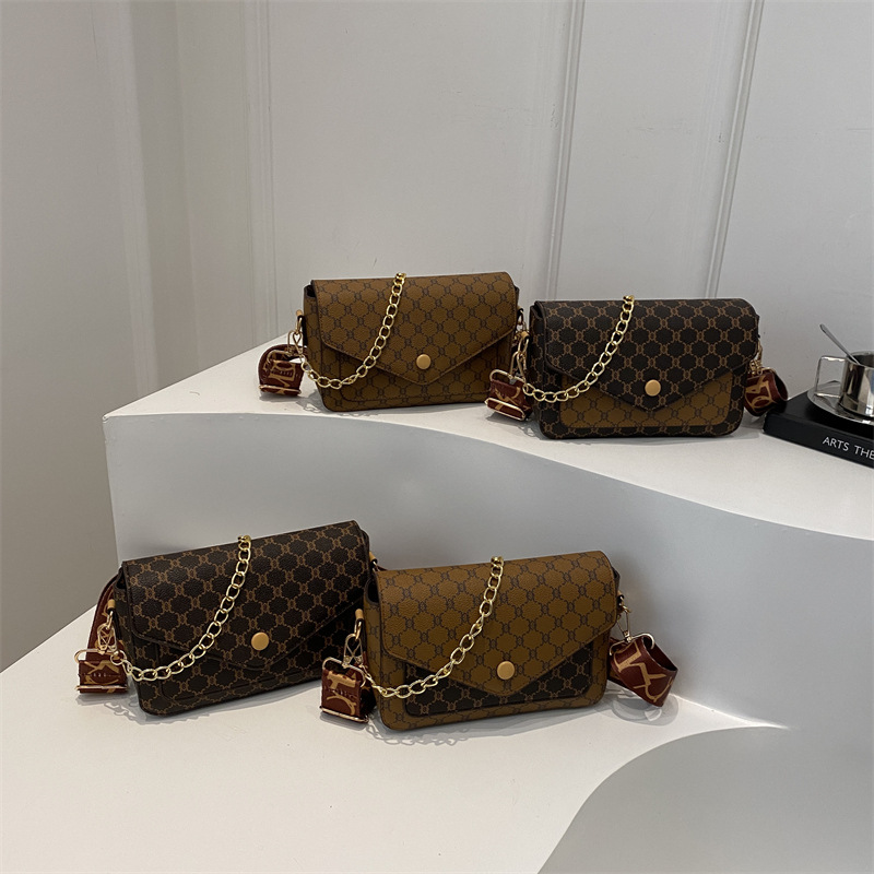 The 2024 new French minimalist single-shoulder crossbody small square bag features a fashionable, elegant, individualistic, retro and niche design for commuting Application Scenario