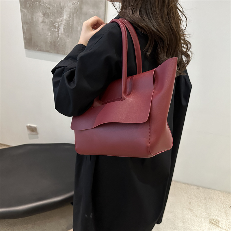 This year, cross-border large-capacity bags, women's Korean-style handbags, solid-color simple and retro tote bags for work and commuting are in fashion details Picture