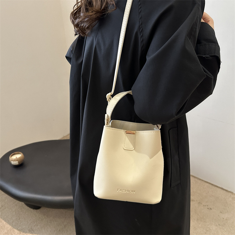The 2024 new retro bucket bag for women is a fashionable handbag for ladies. It is a solid color, simple and large-capacity single-shoulder bag details Picture