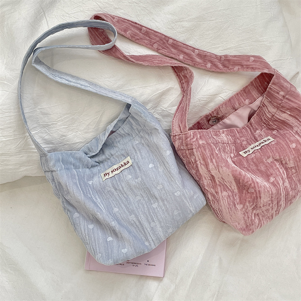 52233 Velvet heart-shaped fabric bag, underarm single-shoulder bag, casual small crossbody bag, large capacity crossbody bag, student class bag Application Scenario
