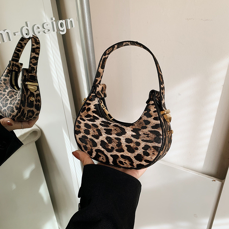 High-end small bags for women's autumn and winter, new European and American fashion leopard print bags, retro and niche dumpling bags, hand-held crescent bags full figure
