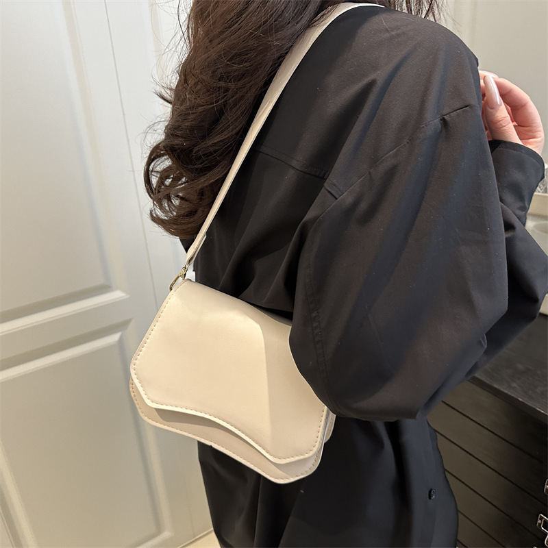 A niche design bag for women, Spring/Summer 2025 new style, high-end single-shoulder underarm bag, retro and versatile crossbody small square bag details Picture