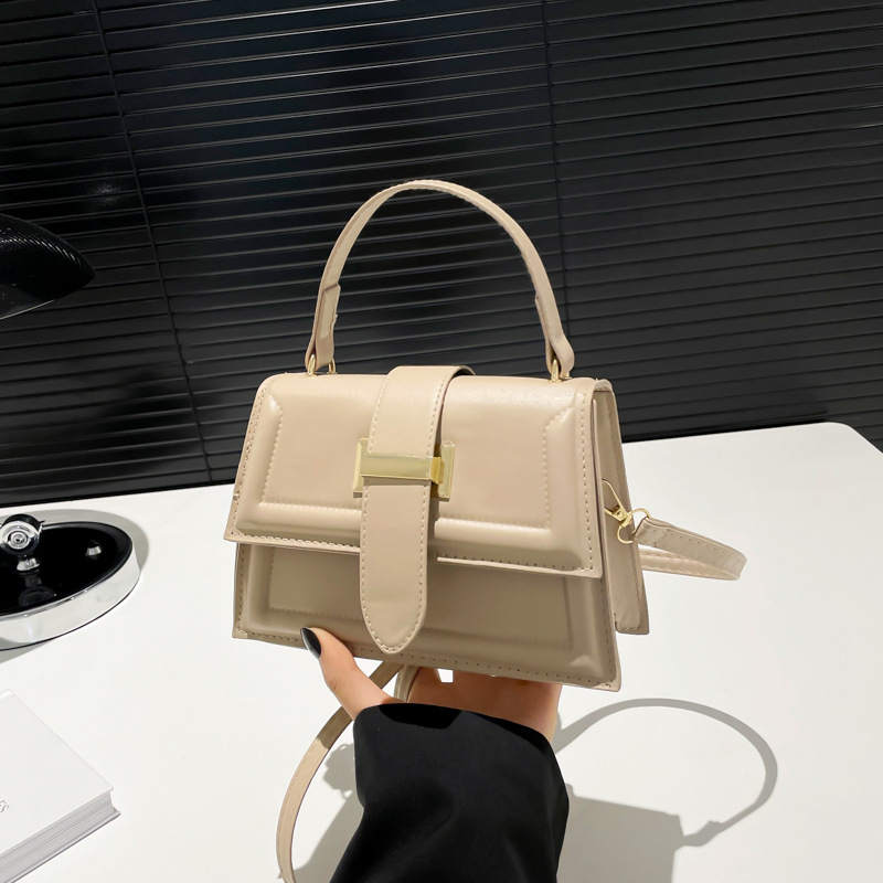 Retro texture handbag, women's bag, 2024 winter new style small square bag, niche design texture crossbody bag full figure