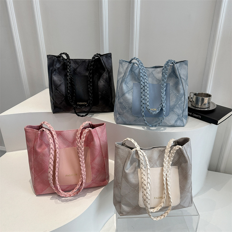 In the spring of 2025, a new large-capacity casual, simple and high-quality commuter woven shoulder strap tote bag is in fashion Application Scenario