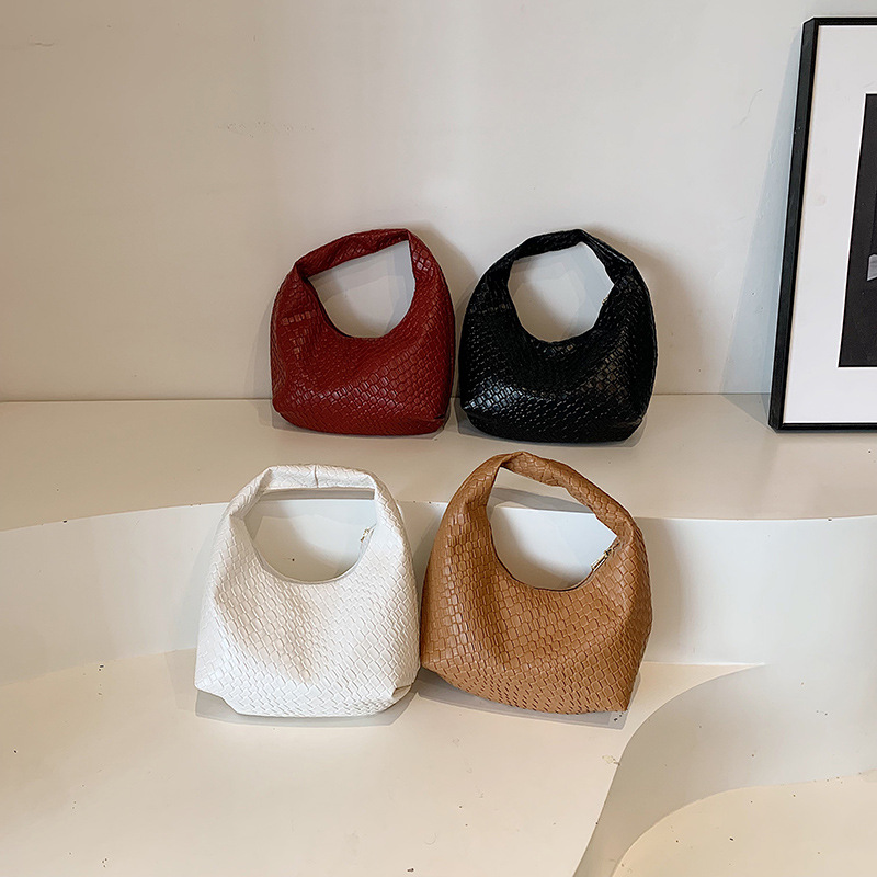 Ladies' handbag, French style, elegant and versatile, single-shoulder handbag, textured crossbody bag, women's bag, hand-held bag Application Scenario