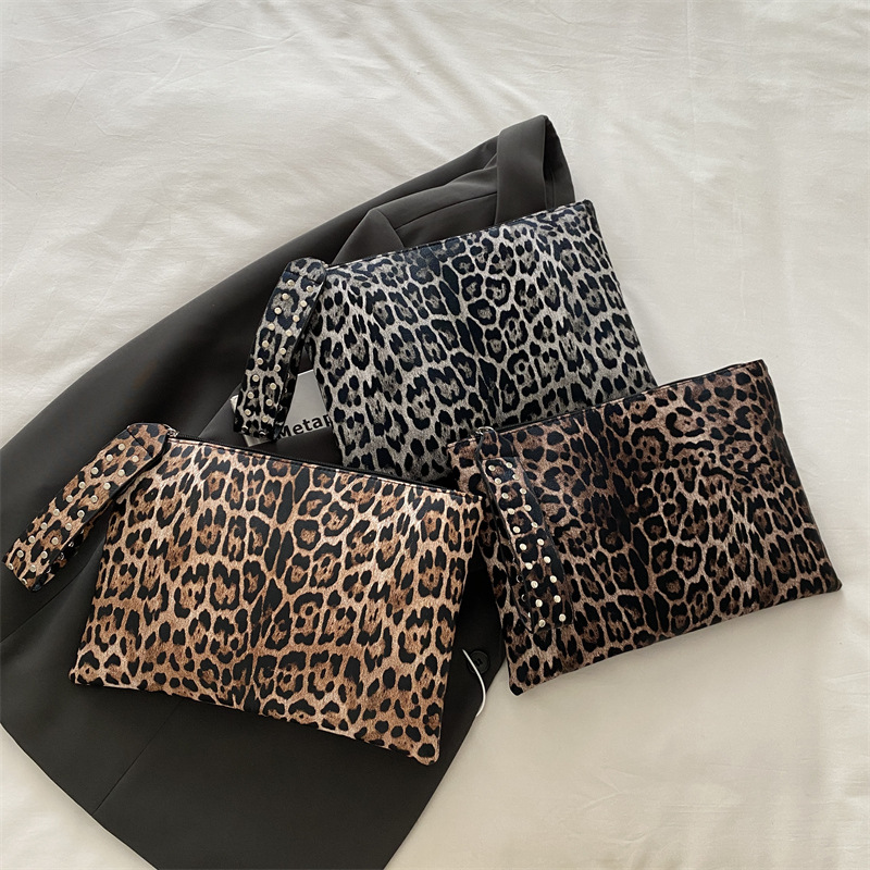 The new 2024 autumn collection features a unique leopard print small square bag, a casual handbag, a shoulder bag, a stylish and fashionable women's bag, and a daily bag Application Scenario
