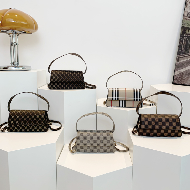 The popular and fashionable color-blocking underarm small square bag for the 2024 autumn new Korean-style single-shoulder handbag, women's bag, cross-border version Application Scenario