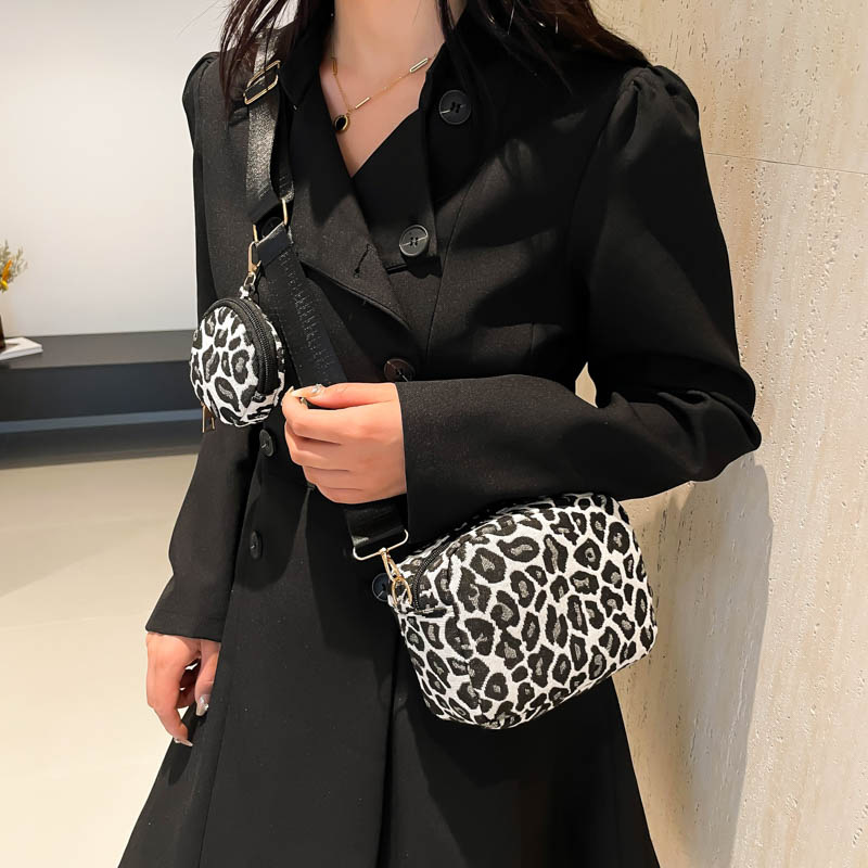 This year, niche bags are in vogue for women. 2024 retro design crossbody bags for women, high-end leopard print single-shoulder small square bags for women Specification drawing