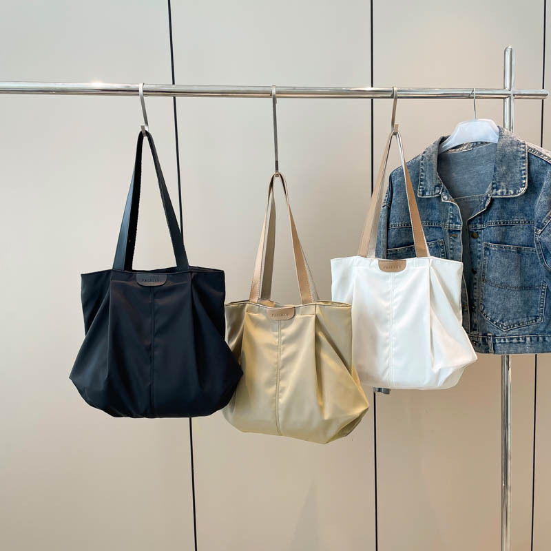The new solid-color simple, fashionable, casual and comfortable tote bag is a versatile and stylish single-shoulder bag with a good texture for going out Application Scenario