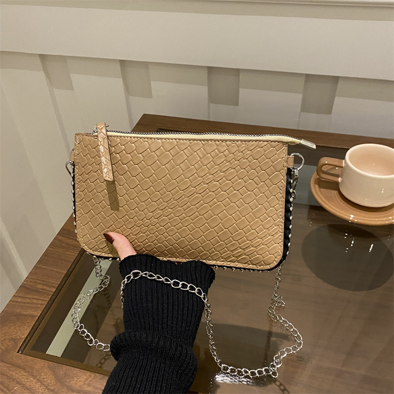 A niche design quality underarm bag for women, 2025 new retro woven chain small square bag, single-shoulder crossbody bag full figure