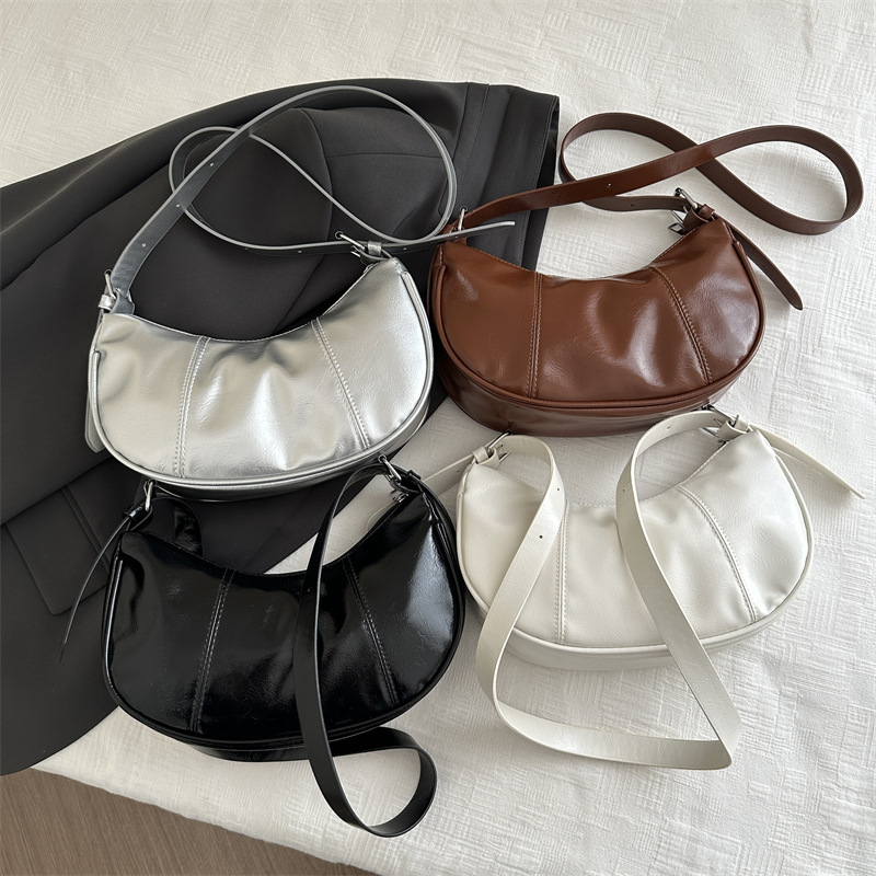 Korean niche design underarm bag for women 2024 autumn New high-end bag, silver crescent bag, single-shoulder crossbody bag Application Scenario