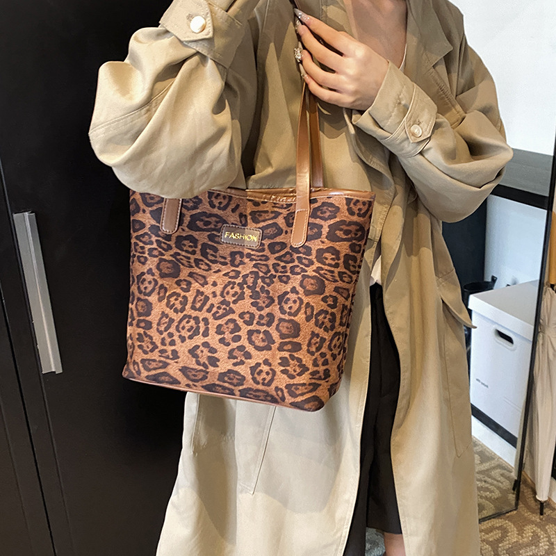2024 New Korean version leopard print casual large-capacity commuter bag, trendy and simple single-shoulder underarm bucket bag Specification drawing