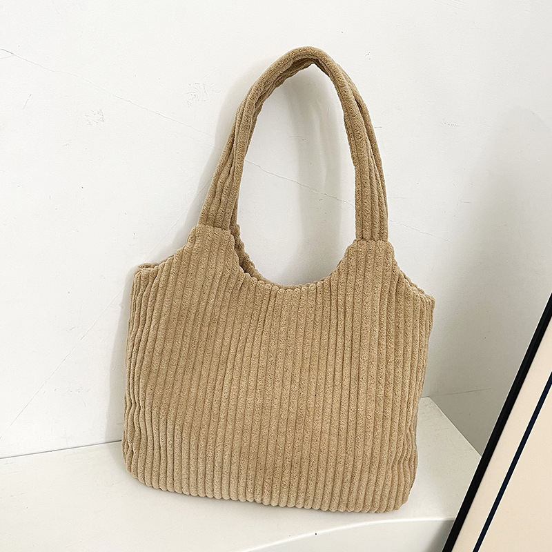 A new 2024 casual single-shoulder handbag for women, featuring a solid color corduroy and a large capacity in a retro style full figure