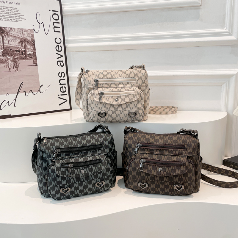 The 2025 new versatile and elegant middle-aged mom bag, multi-layered single-shoulder crossbody bag, granny bag, crossbody backpack Application Scenario