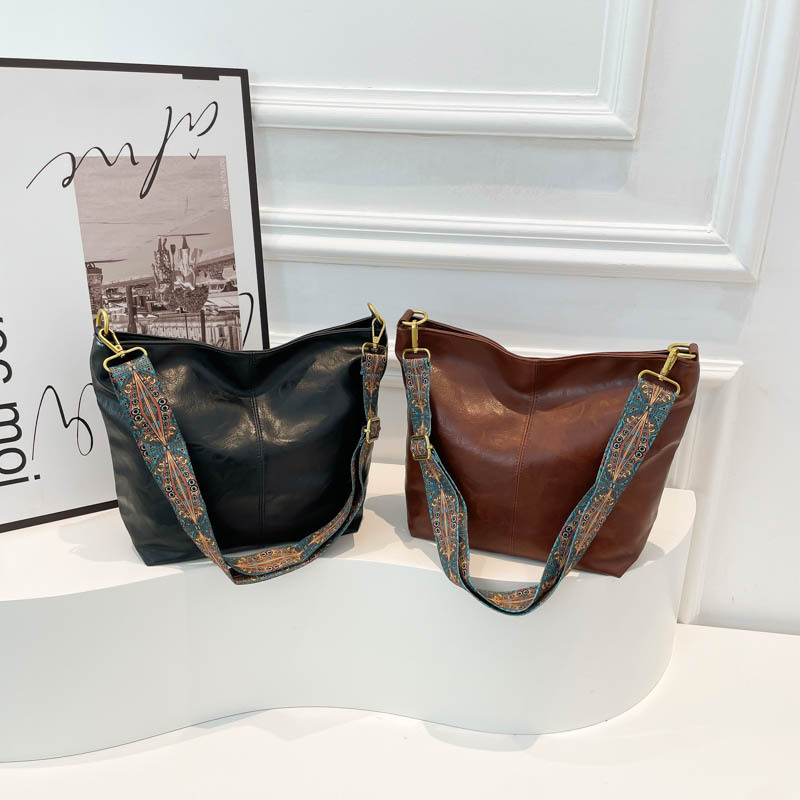 Fashionable and simple women's 2024 new high-end commuter tote bag, large capacity versatile crossbody bag, bucket bag Application Scenario