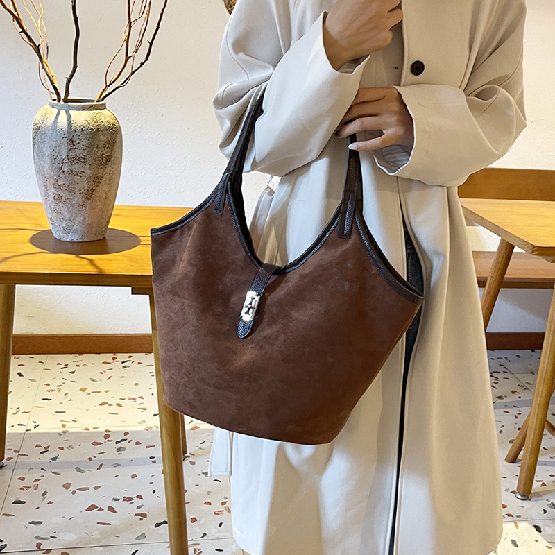 This year, large-capacity tote bags, fashionable and versatile single-shoulder bags, and college student class bags are all in fashion details Picture