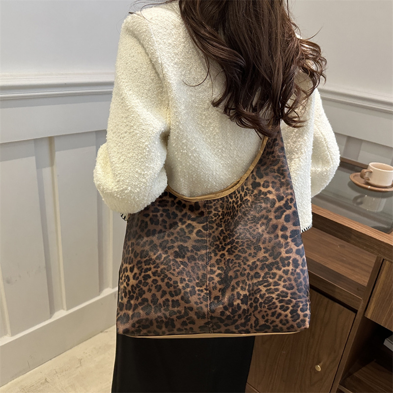 A large-capacity, fashionable leopard print large bag for women's cross-border 2024 winter new single-shoulder bag, trendy, versatile and simple tote bag details Picture