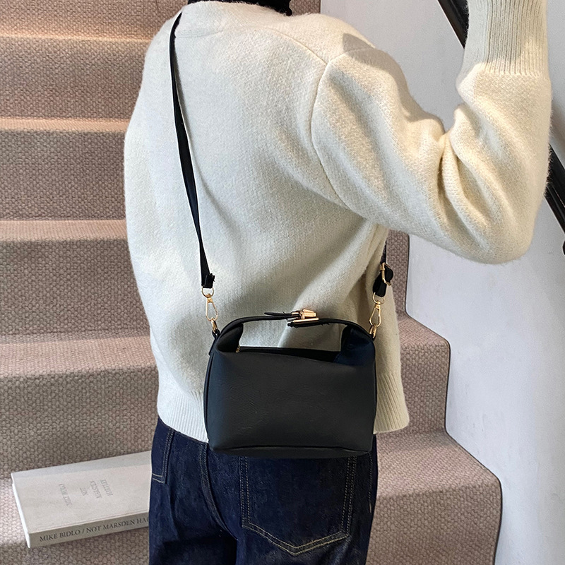 New winter fashion handbags, versatile for women, patterned and textured bucket bag, commuter crossbody bag Specification drawing