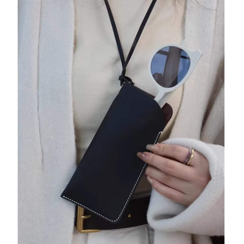 The new leather mini glasses bag for women in 2025, made of top-grain cowhide, is popular this year. It's a mini bag for women to carry diagonally on one shoulder Specification drawing
