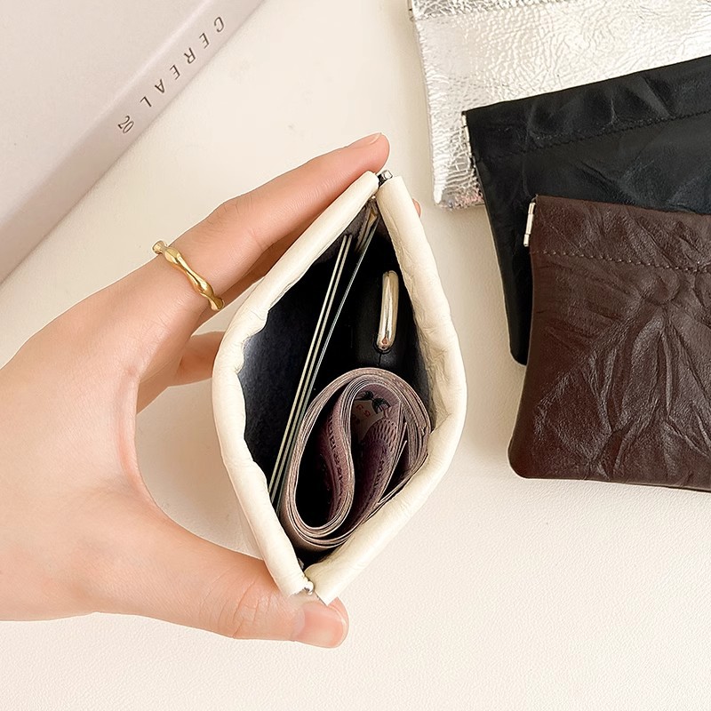 This is a popular self-closing storage bag for Internet celebrities. It is a high-end portable, waterproof port, red envelope, minimalist style, and textured wallet card case Application Scenario
