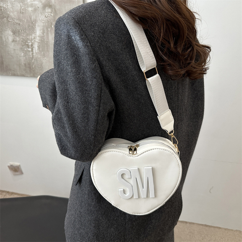 Spring 2025 new cross-border bag: European and American fashion trend letter solid color heart-shaped bag, trendy single-shoulder bag details Picture