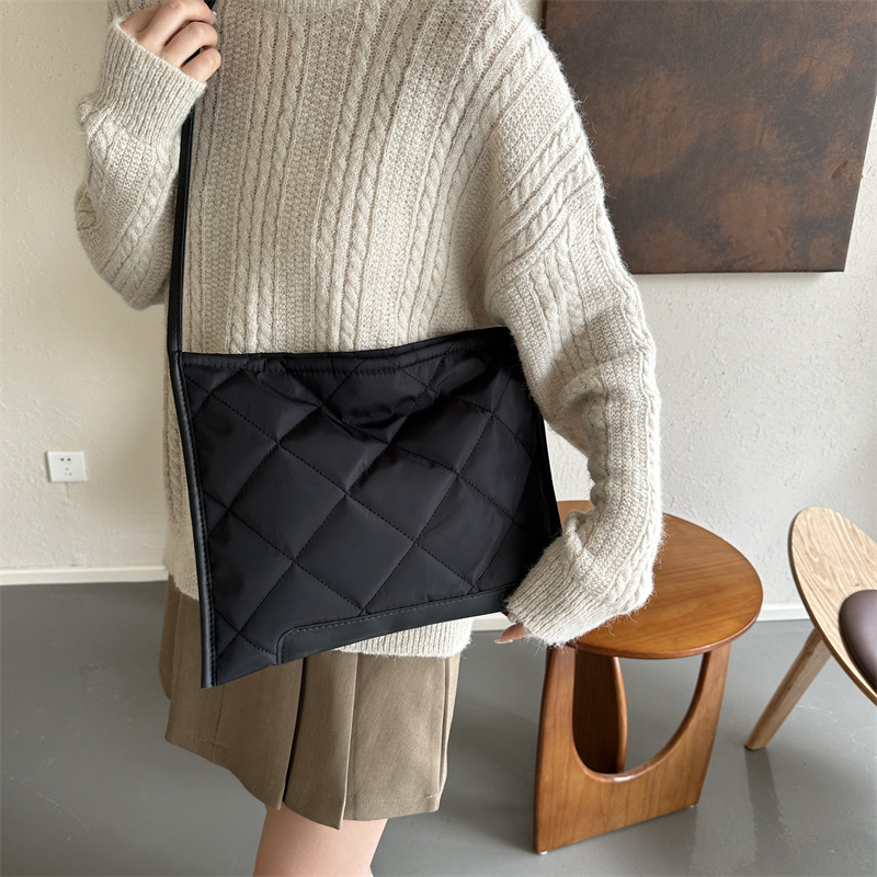 Solid color diamond-shaped embroidered thread bag for women, new winter 2024 versatile and fashionable single-shoulder crossbody bag tote bag details Picture