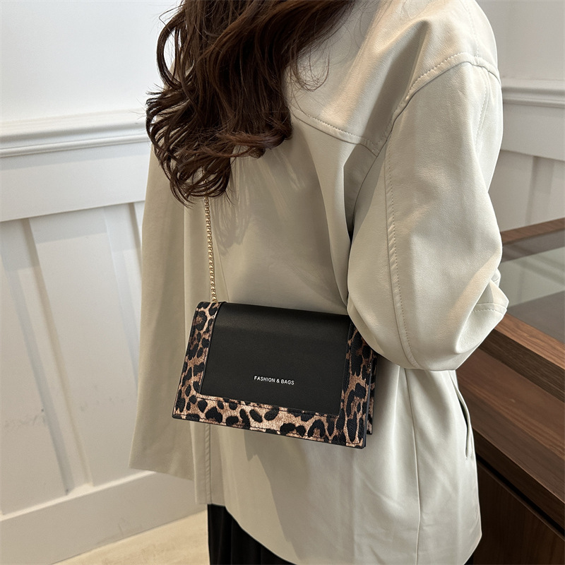 Fashionable small square bag 2024 Autumn New Korean-style simple and fashionable handbag crossbody bag casual retro single-shoulder bag details Picture