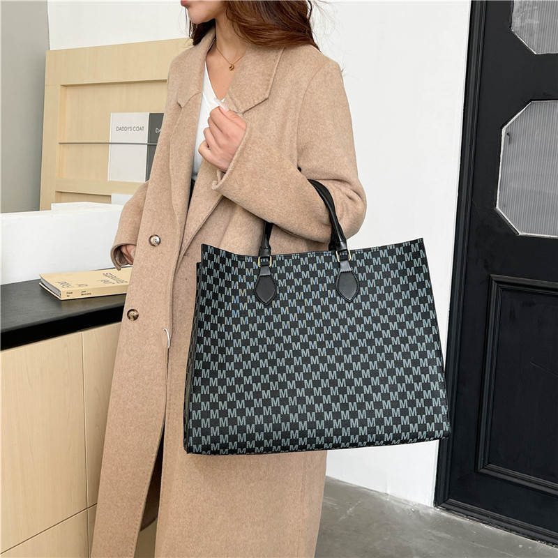 A new 2024 Korean version of a stylish, large-capacity, retro printed hand-held and trendy tote bag for commuting ladies details Picture