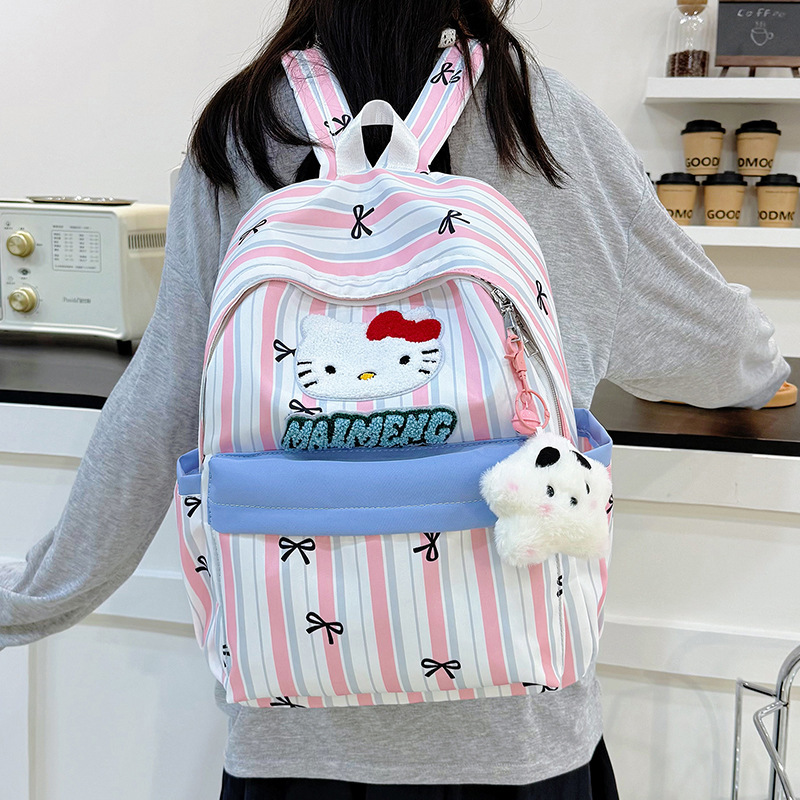 Spring outing student schoolbag, niche design, college style cartoon backpack, large capacity, lightweight, travel backpack for girls Application Scenario