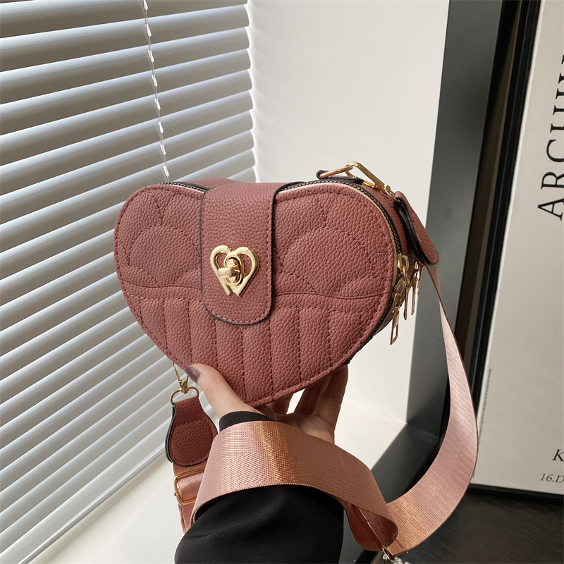 Korean-style fashionable heart-shaped diamond checkered women's small bag, trendy and stylish single-shoulder bag, solid-color trendy small bag, crossbody bag full figure