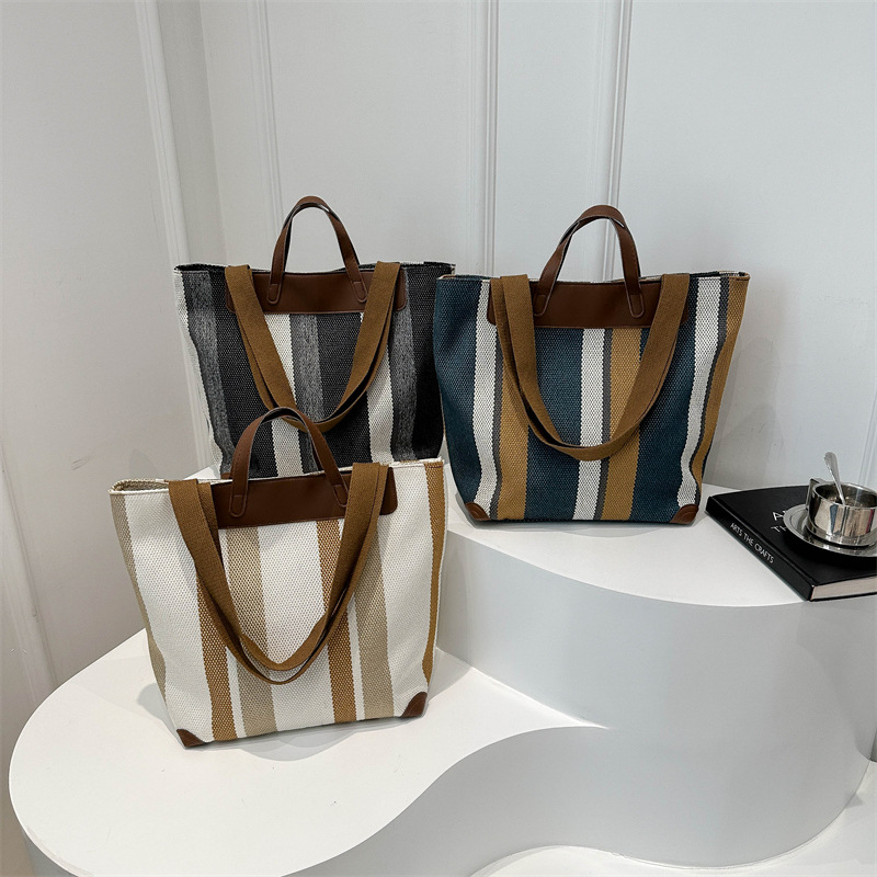 Large-capacity commuter bag for women, new winter 2024 striped canvas bag, casual single-shoulder tote bag, handbag Application Scenario