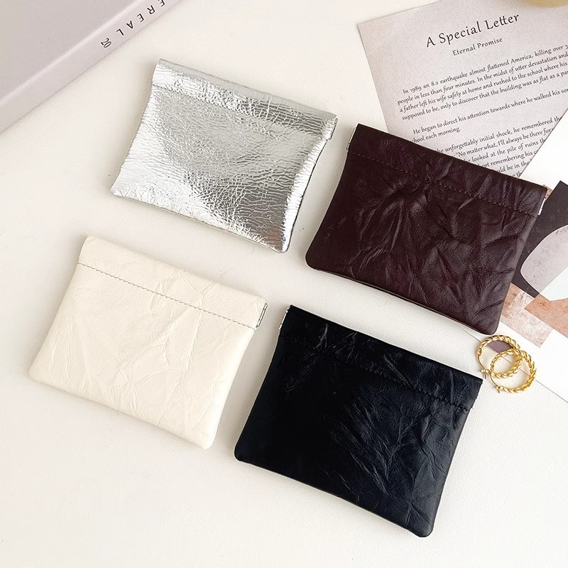 This is a popular self-closing storage bag for Internet celebrities. It is a high-end portable, waterproof port, red envelope, minimalist style, and textured wallet card case details Picture