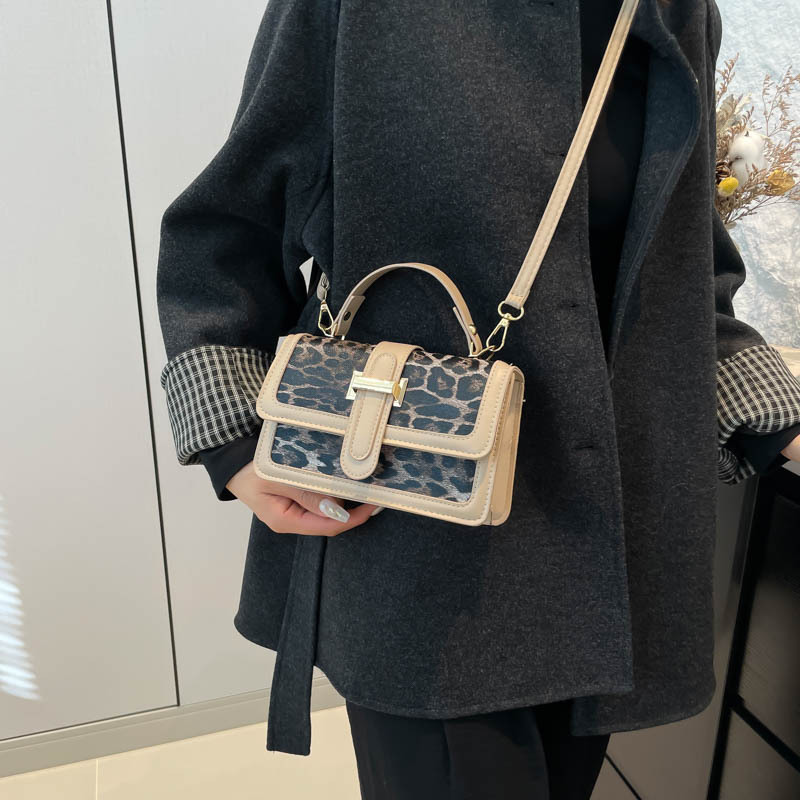 A new retro and distinctive leopard print hand-held small square bag for women's fashion, a single-shoulder crossbody commuter bag for winter 2024 Specification drawing
