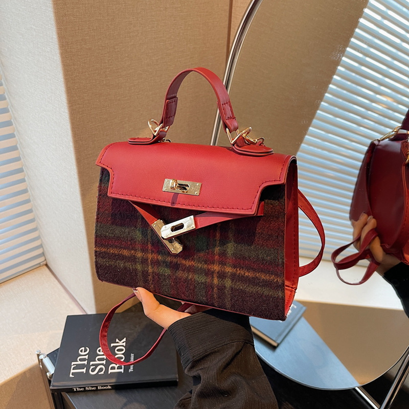 Fashionable Kelly bag, checkered casual small bag for women, 2024 new trendy and versatile ins handbag, single-shoulder crossbody bag full figure