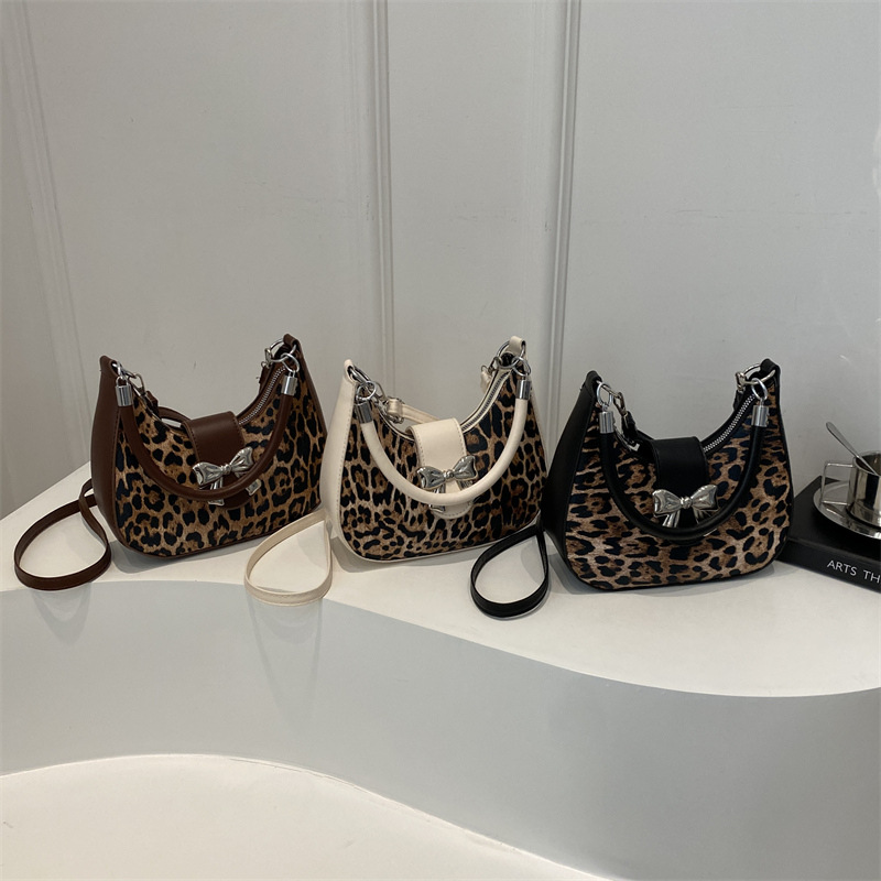 Cross-border retro leopard print patchwork bag for women 2024 new autumn and winter fashion single-shoulder bag, popular single-shoulder crossbody bag Application Scenario