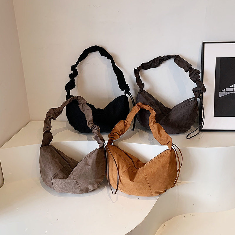 Crossbody bag for women, 2024 autumn new style, large-capacity pleated dumpling bag, simple matte texture, versatile single-shoulder bag Application Scenario