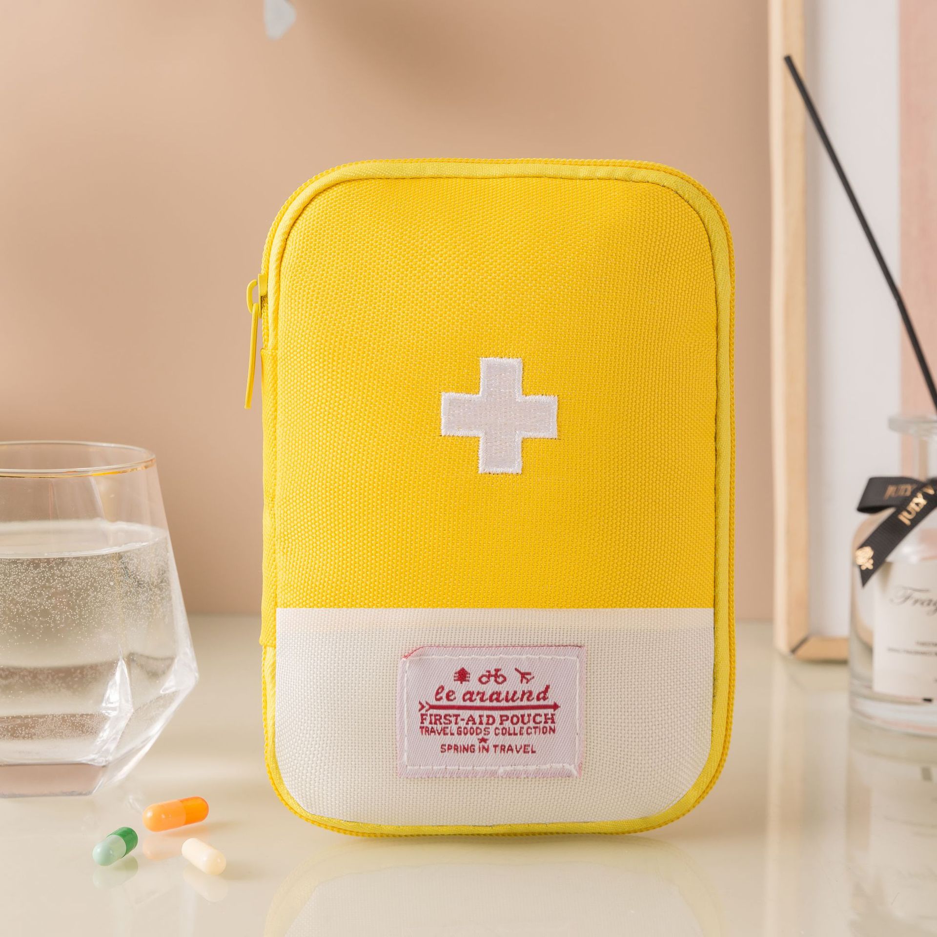 New large-capacity medicine bag, travel portable medical bag, home medicine storage bag set, hand-held outdoor first aid kit Application Scenario