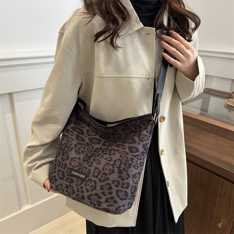 Cross-border suede fleece leopard print bag for women, 2024 new Korean niche bucket bag, retro single-shoulder crossbody bag details Picture