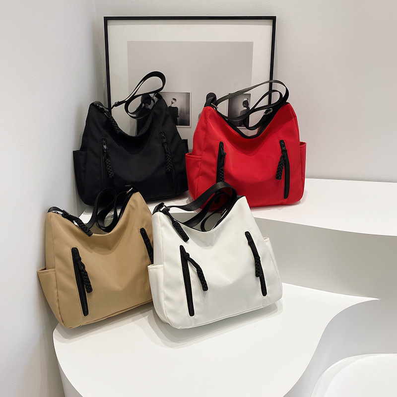 The large-capacity dumpling bag of the trendy brand is selling well across borders. The personalized and fashionable single-shoulder bag is a Korean-style casual and stylish crossbody bag full figure