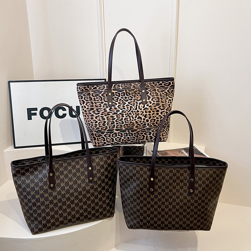 The new large-capacity hand-held shoulder tote bag for the autumn of 2024 features a niche design, casual, fashionable and simple underarm bag Application Scenario